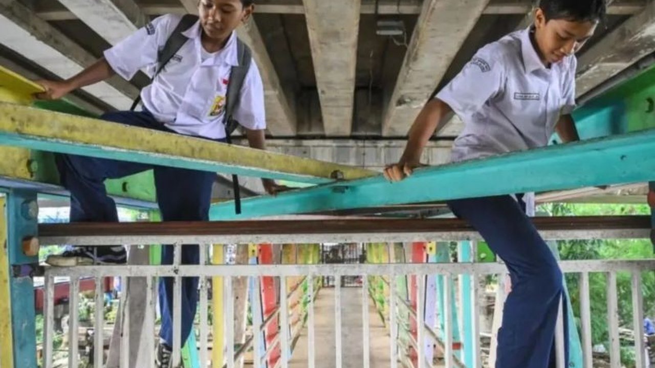 JPO kolong Flyover Kalibata dibuka kembali pukul 06.00-18.00 WIB setelah sempat ditutup karena tawuran, namun Pemprov DKI Jakarta masih akan mengevaluasi statusnya.