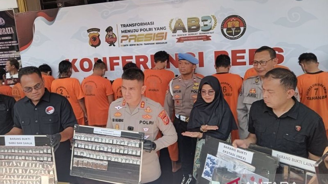 Polres Cirebon Kota berhasil menangkap 20 pengedar narkoba dalam 19 kasus berbeda, dengan barang bukti sabu, ekstasi, ganja, tembakau sintetis, dan obat-obatan terlarang, menyelamatkan ribuan orang dari penyalahgunaan narkoba.