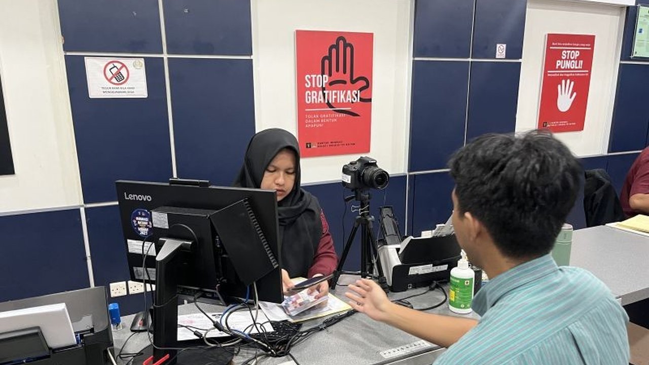 Penerbitan paspor elektronik di Batam turun menjadi 7.715 di Januari 2025 dibandingkan 10.837 di Januari 2024, karena penerapan 100 persen paspor elektronik dan sistem aplikasi M-paspor.