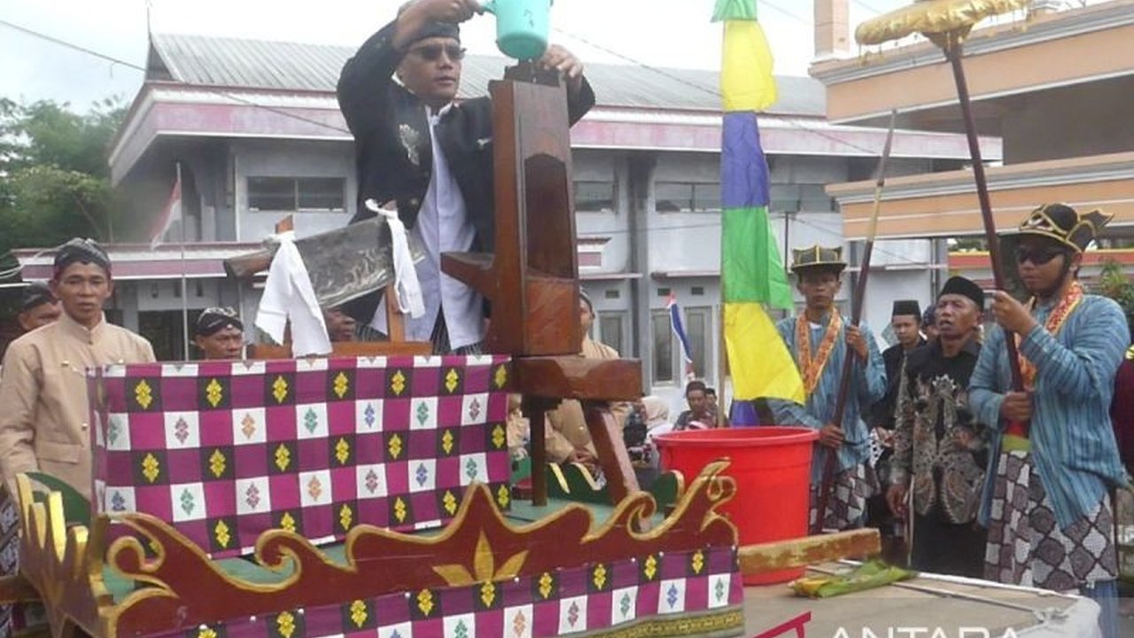 Warga Desa Tlilir, Temanggung, menggelar tradisi Jamasan Srobong Gobang, membersihkan peralatan pertanian sebagai wujud doa dan harapan panen tembakau yang melimpah serta meningkatkan kesejahteraan.