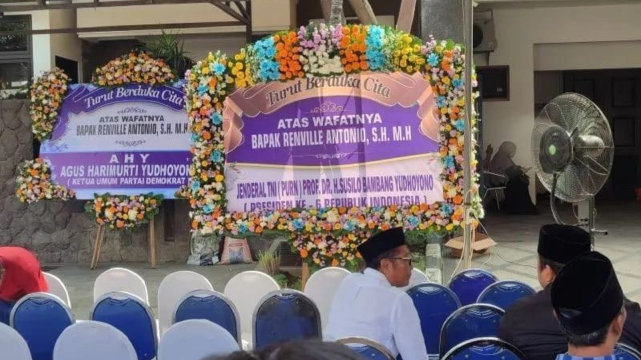 Keluarga dan teman dekat mengenang Renville Antonio, Bendahara Umum DPP Partai Demokrat, sebagai sosok bertanggung jawab, dermawan, dan pecinta otomotif yang meninggal dunia karena kecelakaan di Situbondo, Jawa Timur.