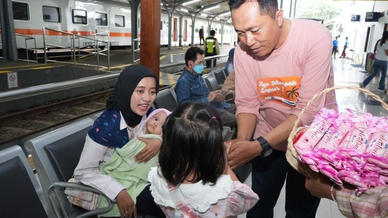 PT Kereta Api Indonesia (KAI) Daop 9 Jember membagikan cokelat dan bunga kepada penumpang kereta api serta memberikan kesempatan upgrade tiket kelas ekonomi ke eksekutif untuk merayakan Hari Kasih Sayang.