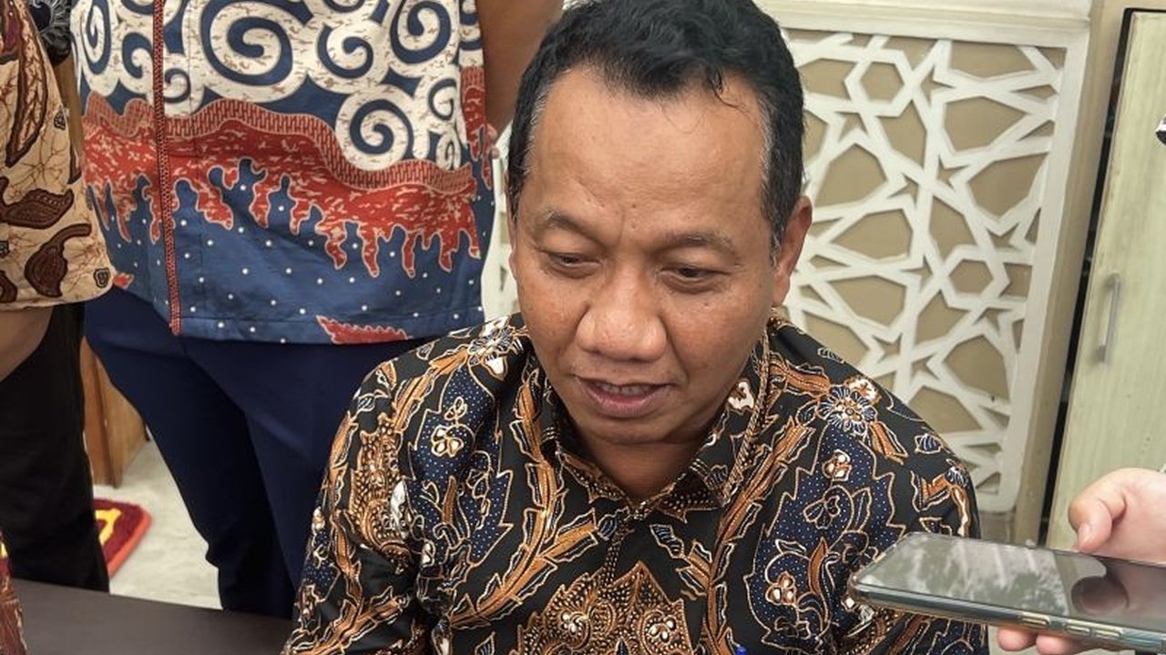 PT Freeport Indonesia mengurangi produksi konsentrat tembaga hingga 60 persen karena stockpile penuh dan izin ekspor terhambat, sementara smelter Gresik dalam perbaikan pasca kebakaran.