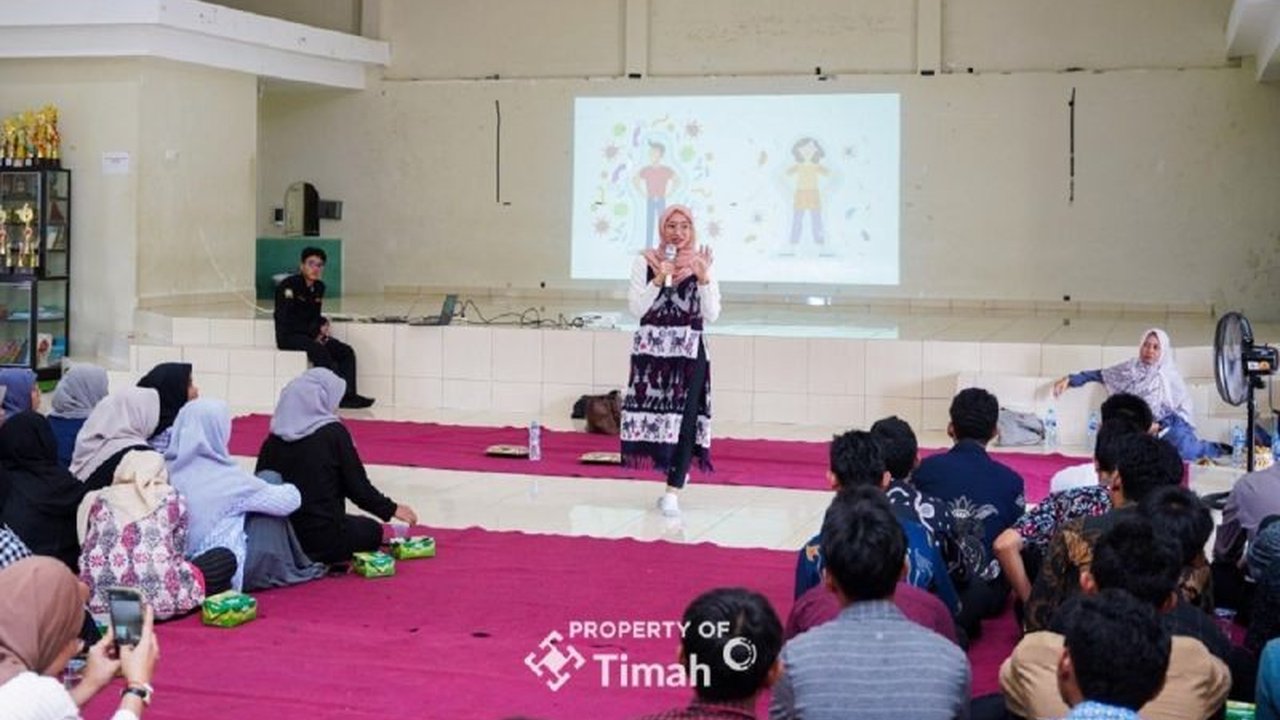 PT Timah Tbk dan AIMI Babel berkolaborasi memberikan edukasi pencegahan stunting kepada pelajar di Pemali Boarding School, meliputi kesehatan reproduksi dan gizi seimbang untuk mewujudkan generasi emas 2045.