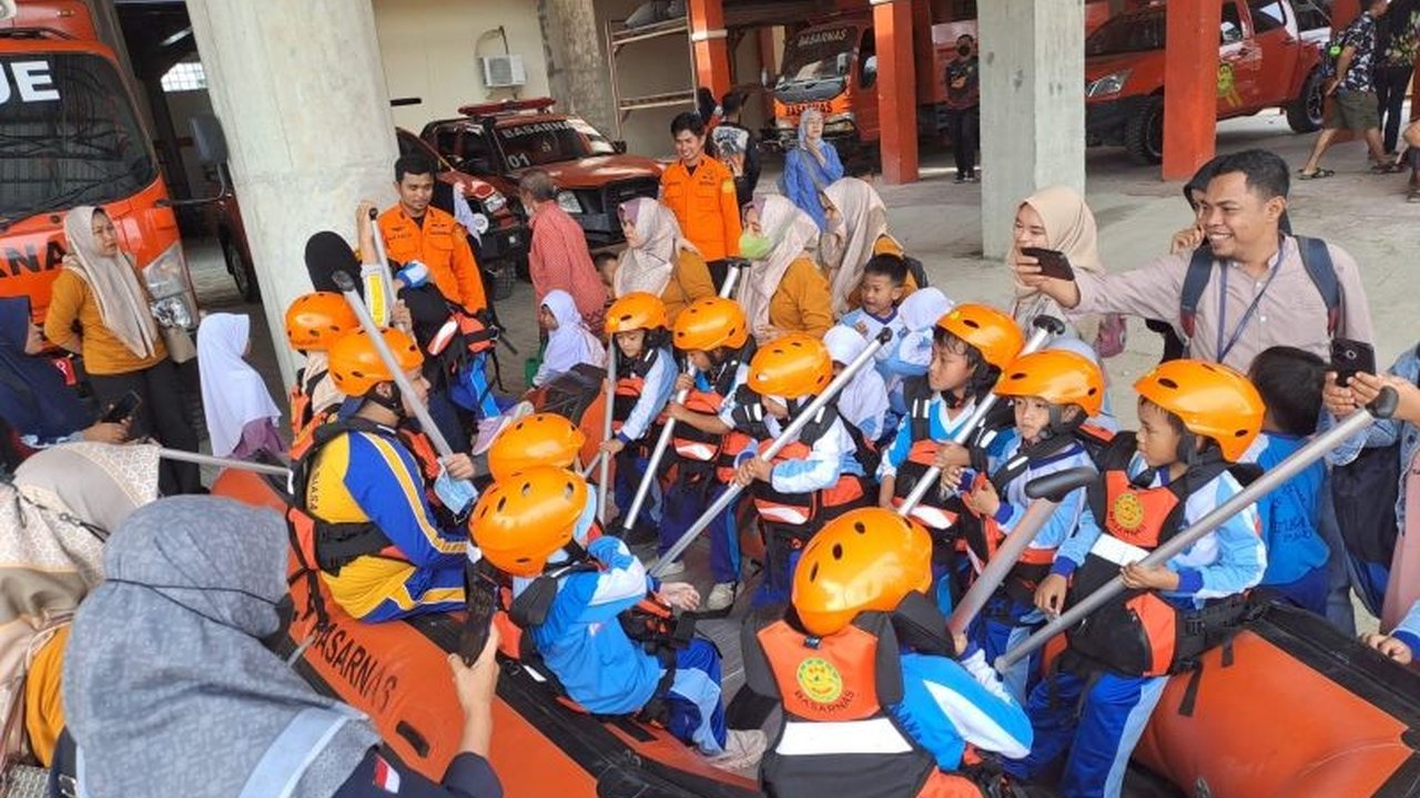 Kantor Pencarian dan Pertolongan Palu memberikan edukasi kepada anak-anak PAUD dan SLB tentang tugas SAR, peralatan, dan kesiapsiagaan bencana, berharap dapat meningkatkan kesadaran akan mitigasi bencana sejak dini.