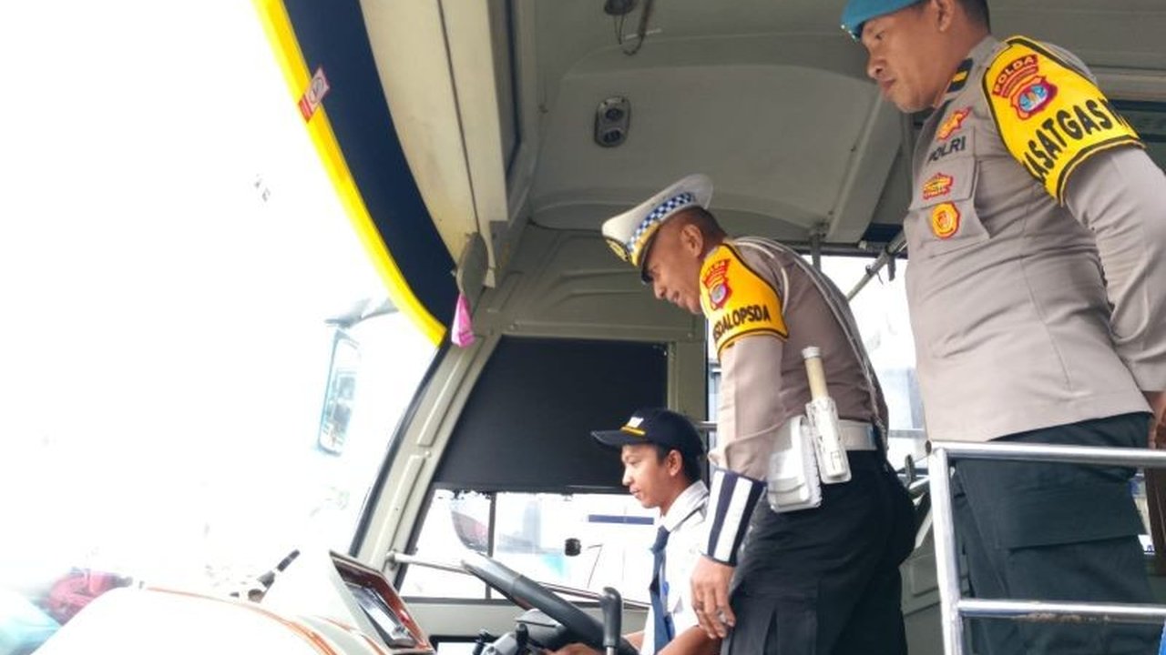 Ditlantas Polda Kaltara melakukan ramp check terhadap bus Damri di Tanjung Selor untuk memastikan kelaikan dan keamanan kendaraan demi keselamatan penumpang, sebagai bagian dari Operasi Keselamatan Kayan 2025.