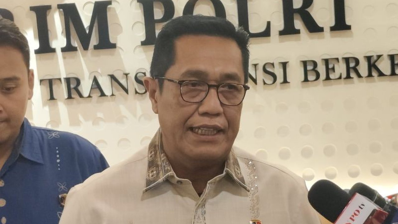 Polri mengungkap modus pemalsuan 93 sertifikat hak milik (SHM) di Bekasi, di mana para pelaku diduga mengubah data subjek, lokasi, dan luas tanah untuk mengklaim lahan di laut.