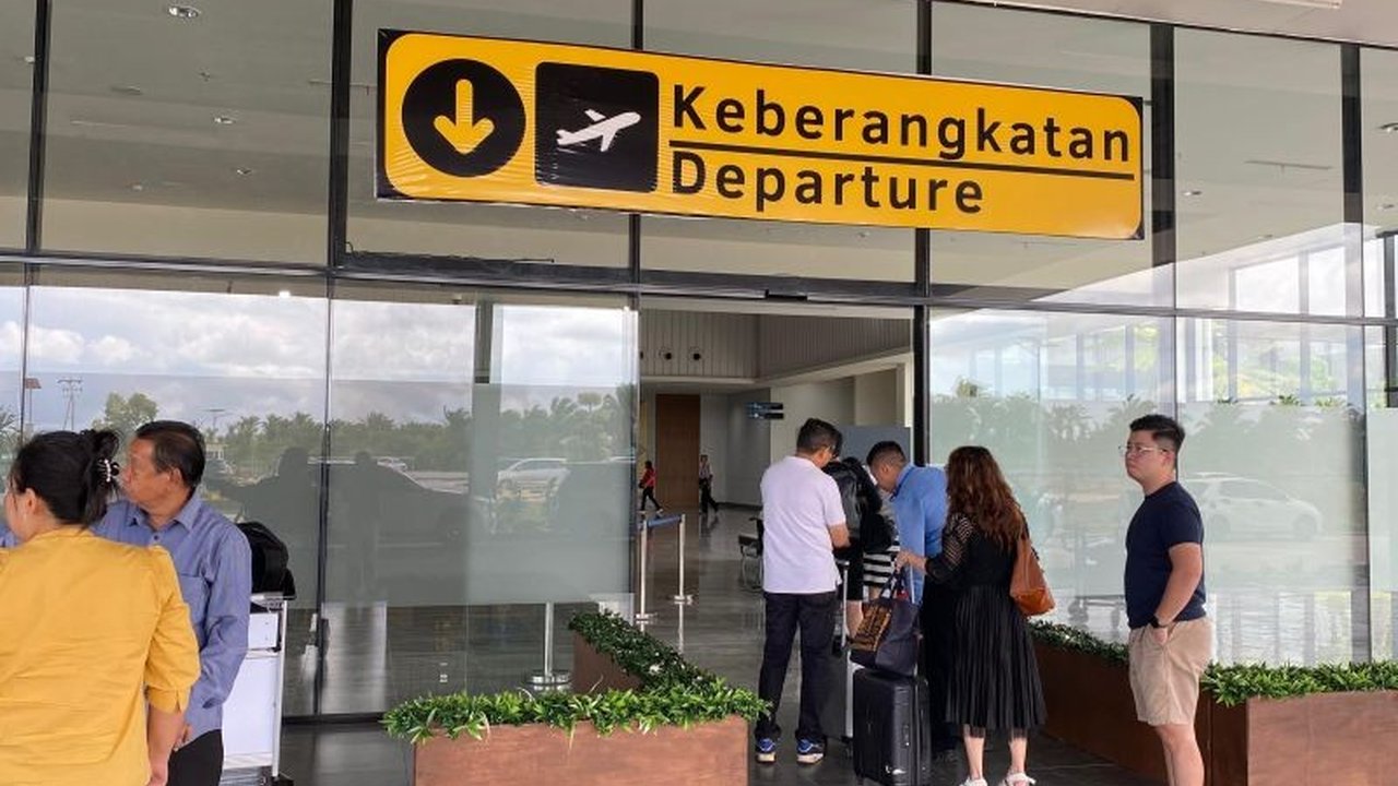 Bandara Singkawang, meski masih sistem carter, telah meningkatkan kunjungan wisatawan dan memberikan dampak positif pada perekonomian Kota Singkawang, terutama selama perayaan Imlek dan Cap Go Meh.