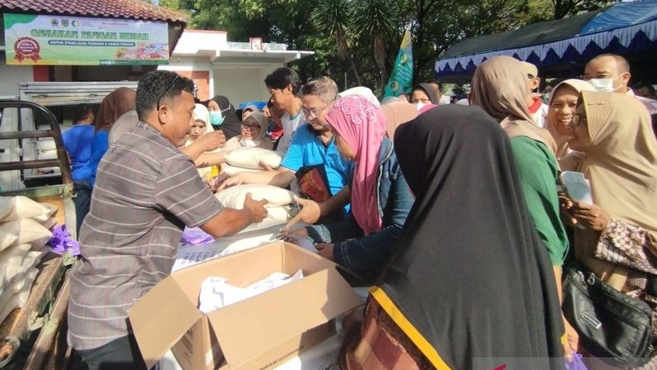 Pemerintah Kabupaten Kudus menggelar pasar murah untuk menekan inflasi dengan menyediakan beras, gula, minyak goreng, telur, dan bawang merah dengan harga lebih terjangkau dibandingkan pasaran.
