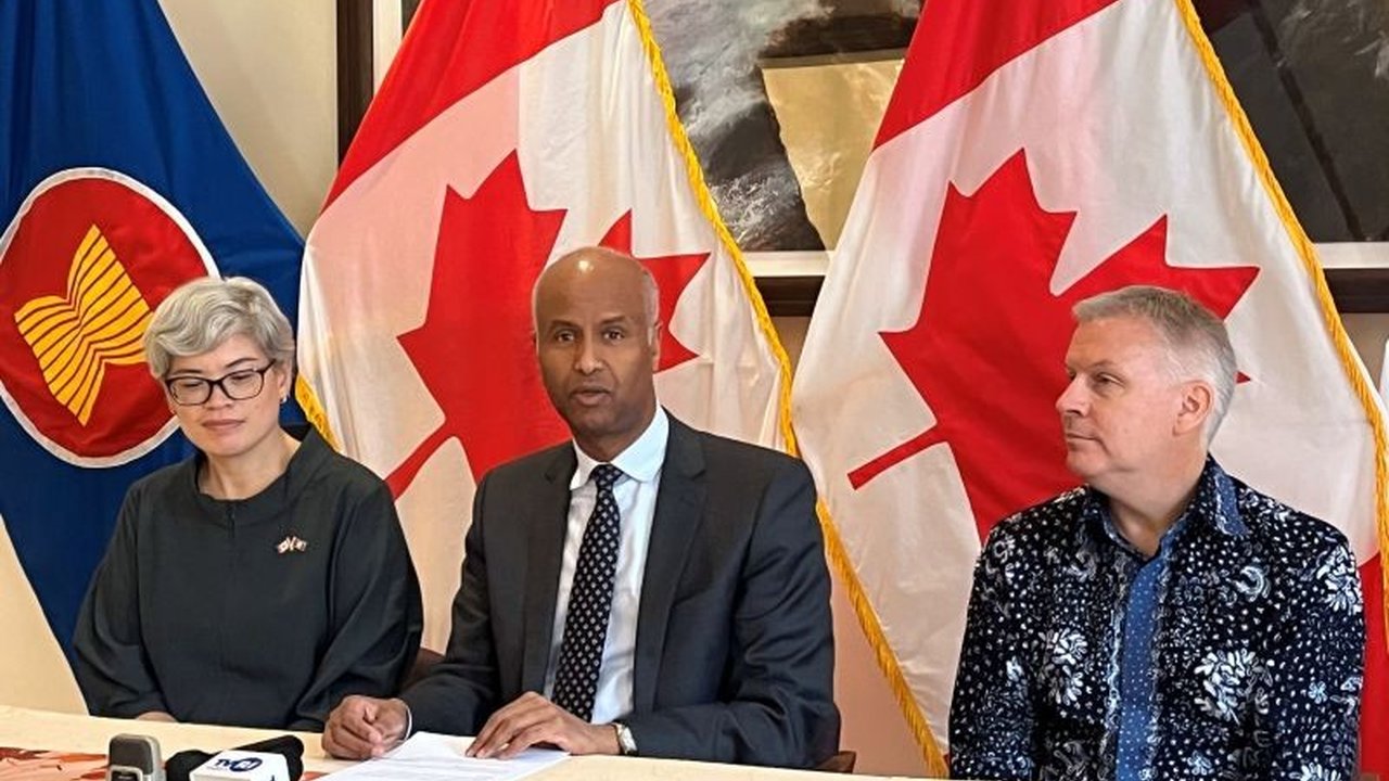 Kanada mengecam keras kebijakan tarif impor AS terhadap produk Kanada, menyebutnya tidak masuk akal dan tidak adil, serta menegaskan kedaulatan negaranya menolak wacana menjadi bagian AS.