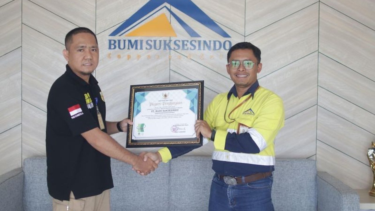 PT Bumi Suksesindo (BSI) Banyuwangi menerima penghargaan dari Gubernur Jawa Timur atas komitmen keselamatan pertambangannya, mencapai 8.341.807 jam kerja tanpa kecelakaan selama periode Desember 2023 hingga Oktober 2024.