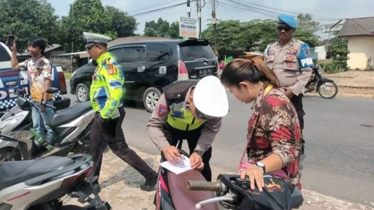 Polda Lampung mencatat 2.153 pelanggaran lalu lintas selama tiga hari Operasi Keselamatan Krakatau 2025, dengan sebagian besar pelanggar diberi teguran dan sebagian lainnya ditilang.
