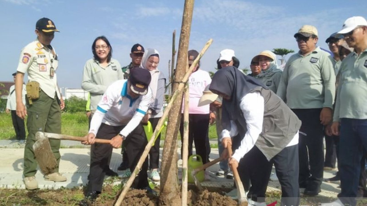 Pemerintah Kota Jakarta Timur menanam 100 pohon tabebuya pink di TPU Cipayung seluas 2,4 hektare untuk penghijauan dan menambah fasilitas umum yang hijau, sekaligus mendukung program Pemprov DKI Jakarta dalam memperbaiki kualitas udara.