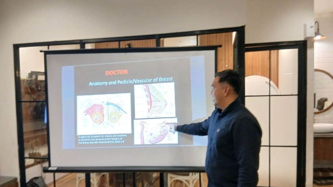 Dokter menyarankan deteksi dini kanker payudara karena kasusnya tinggi di Indonesia, dan inovasi bedah onkoplastik menawarkan solusi pengobatan yang menjaga kualitas hidup pasien.