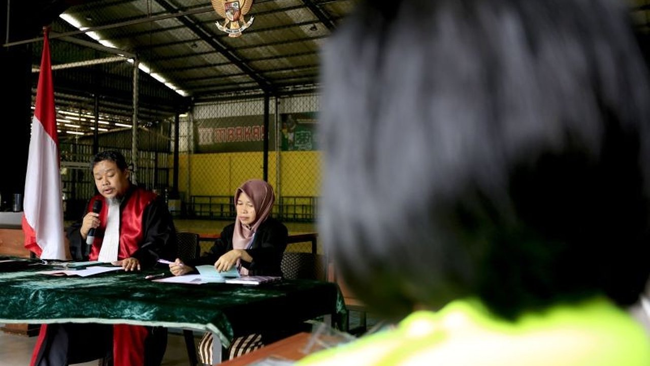 Puluhan pelanggar lalu lintas di Gorontalo menjalani sidang di tempat usai Operasi Keselamatan Otanaha 2025, sebuah inovasi untuk mempercepat proses hukum dan meningkatkan kepatuhan berlalu lintas.