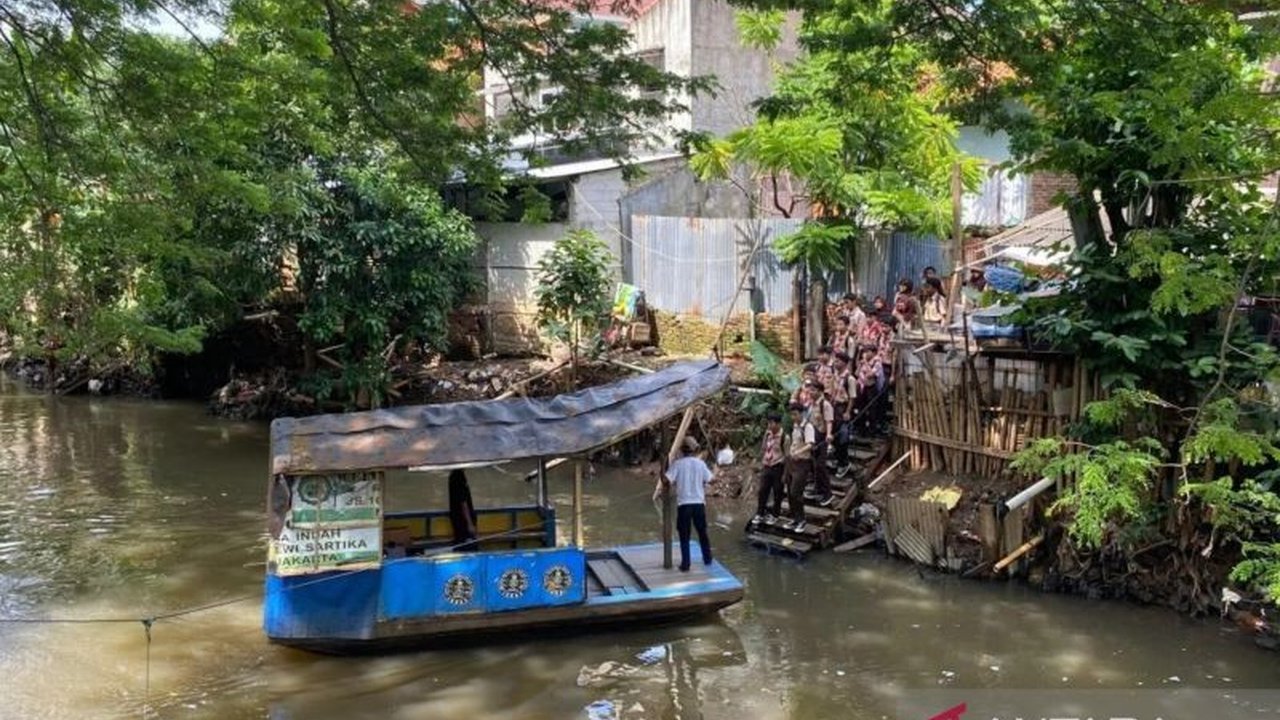 Perahu eretan di Kali Pesanggrahan telah beroperasi sejak 1987, membantu siswa menyeberang, meski rencana pembangunan jembatan terhambat oleh kekhawatiran akan peningkatan tawuran pelajar.