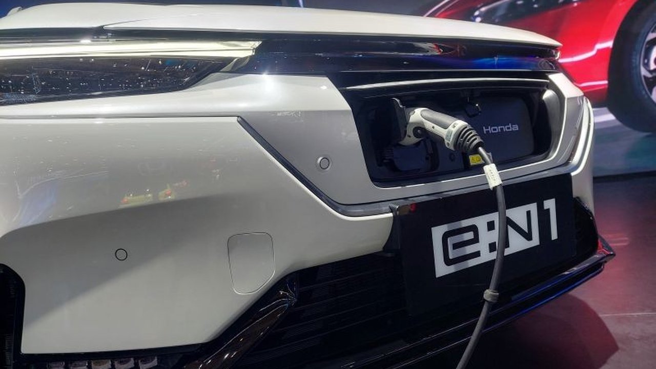 Honda resmi luncurkan e:N1, SUV listrik pertamanya di Indonesia, menawarkan desain elegan, performa tinggi, dan ekosistem pendukung lengkap untuk transisi mobil listrik yang nyaman.