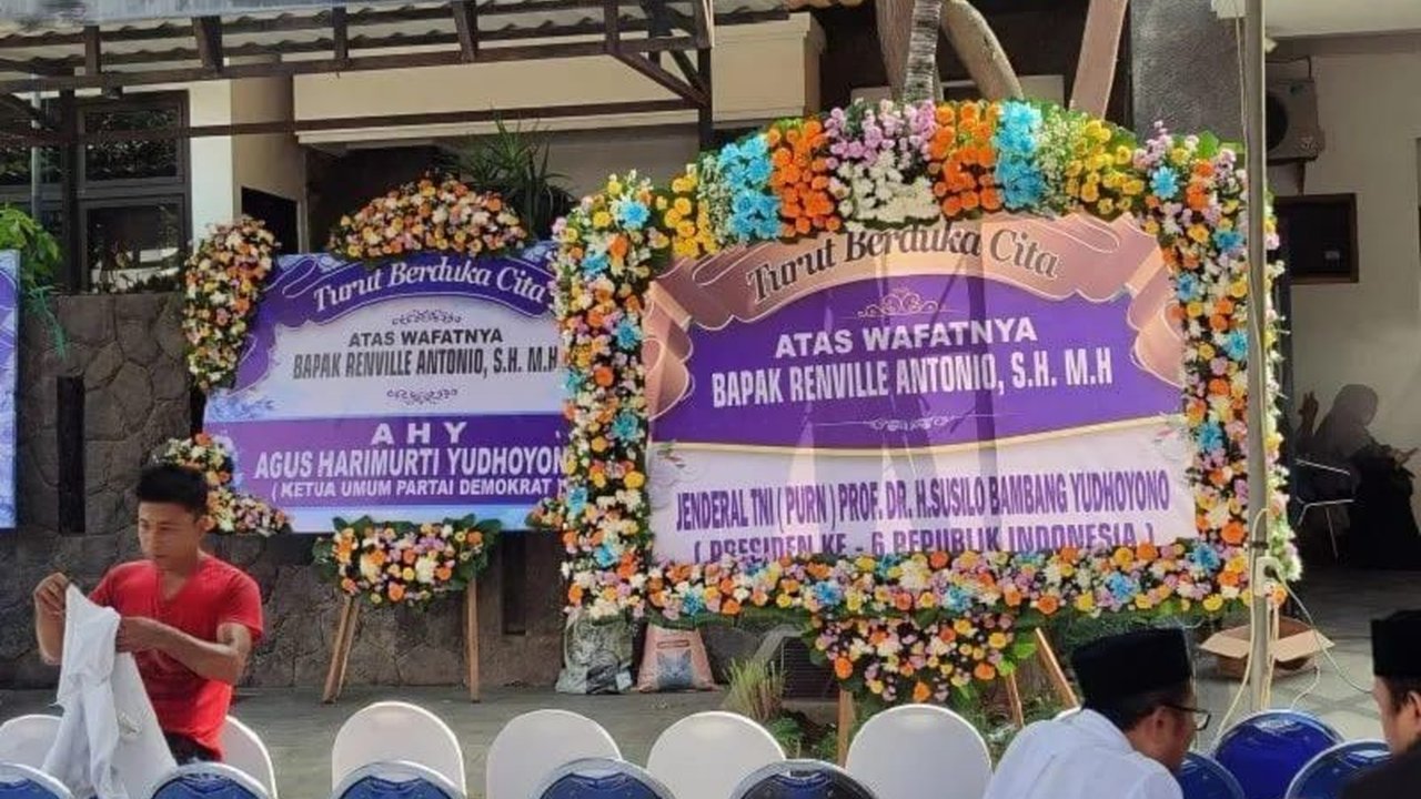 Bendahara Umum Partai Demokrat, Renville Antonio, dimakamkan di TPU Keputih Surabaya setelah meninggal dunia akibat kecelakaan sepeda motor di Situbondo; keluarga menggelar tahlilan di rumah duka.