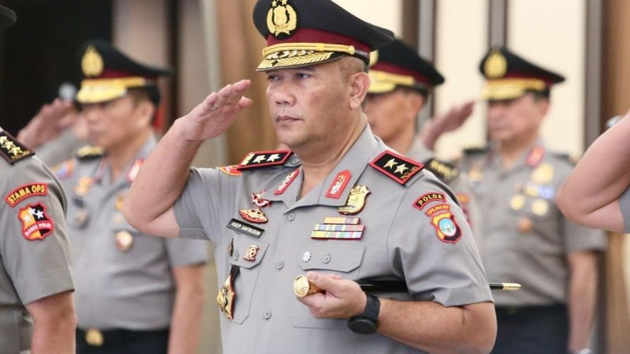 Usai upacara korp raport kenaikan pangkat, Kapolda Kepri Irjen Pol. Asep Safrudin menekankan pentingnya mengembalikan kepercayaan masyarakat kepada Polri dengan menjalankan tugas pokok dan fungsi kepolisian secara profesional dan berintegritas.