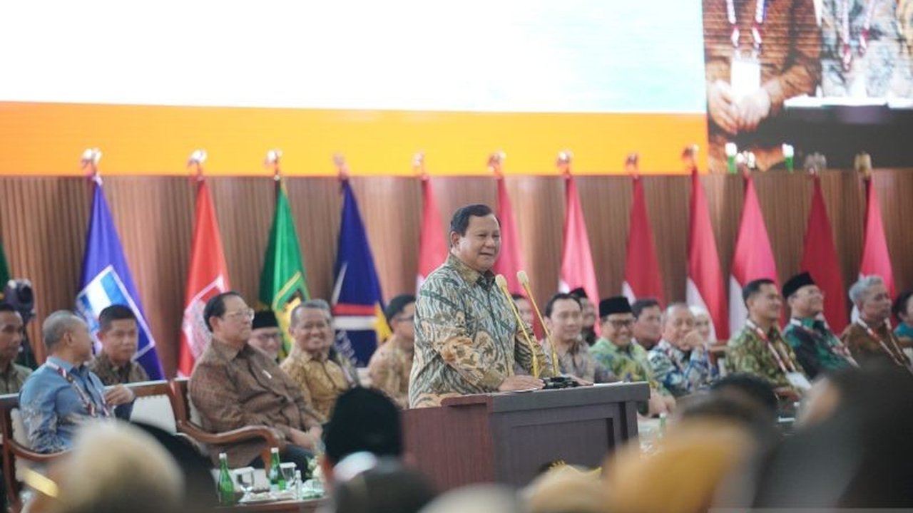Presiden Prabowo Subianto menginstruksikan kepala daerah terpilih dari KIM Plus untuk memprioritaskan perbaikan 330.000 sekolah rusak dan efisiensi anggaran, meninggalkan program-program yang tak bermanfaat bagi rakyat.