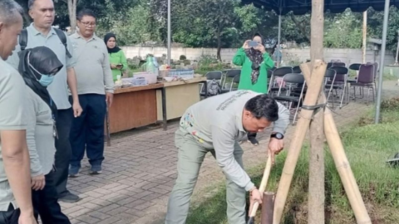 Sudin Tamhut Jakarta Barat menanami lahan kosong di TPU Basmol Zona 7, Kembangan Utara dengan 1.960 pohon tabebuya dan berbagai jenis pohon lainnya untuk penghijauan dan penyerapan polusi udara.