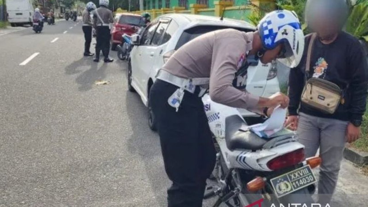 Selama Operasi Keselamatan Menumbing 2025 di Belitung, Polres Belitung menilang 50 pengendara karena berbagai pelanggaran lalu lintas, dengan pelanggaran terbanyak adalah tidak memakai helm standar dan kendaraan tidak lengkap, serta memberikan 90 teguran.