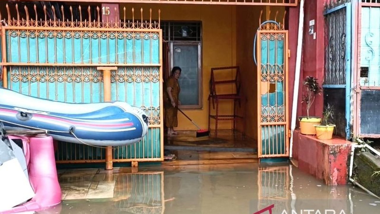 Setelah beberapa hari terendam banjir, warga Makassar berangsur-angsur meninggalkan lokasi pengungsian karena air mulai surut, meskipun kekhawatiran akan banjir susulan dan solusi jangka panjang masih ada.