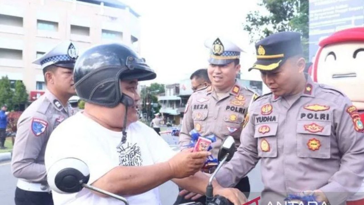 Polres Belitung membagikan cokelat kepada pengendara tertib lalu lintas dalam Operasi Keselamatan Menumbing 2025 untuk meningkatkan kesadaran dan menekan angka kecelakaan.
