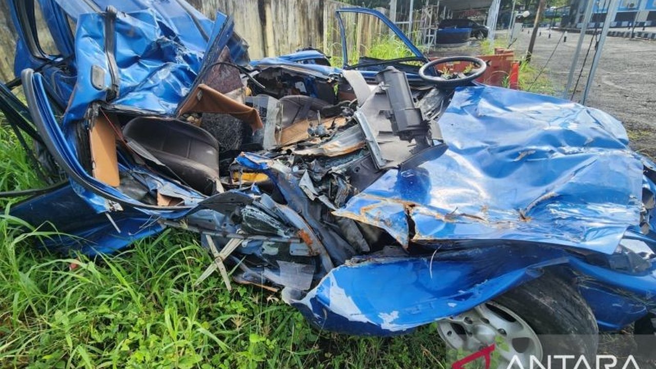 Sopir truk berinisial DS ditetapkan sebagai tersangka kecelakaan maut di Sukabumi yang menewaskan empat wisatawan Jakarta, akibat kelalaiannya meskipun awalnya ia mengklaim rem truk bermasalah.