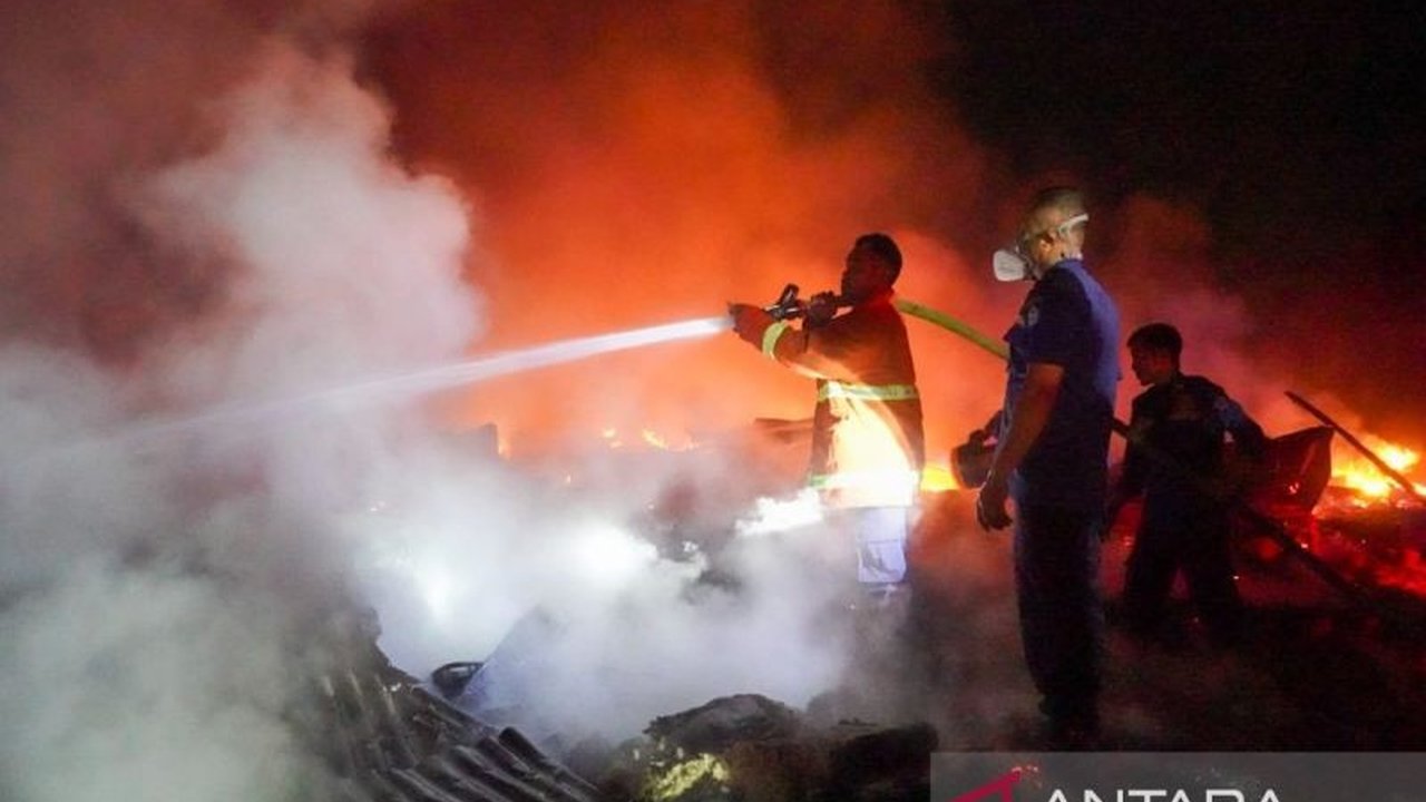 Kebakaran hebat di TPA Puuwatu, Kendari, menghanguskan 26 rumah dan menyebabkan 52 kepala keluarga kehilangan tempat tinggal, diduga akibat korsleting listrik atau kompor gas.