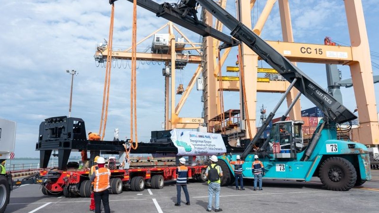 PT Terminal Petikemas Surabaya (TPS) berhasil mengirim dua unit Locomotive Platform produksi INKA ke Australia pada 12 Februari 2025, menandai langkah penting Indonesia dalam pasar global manufaktur kereta api.