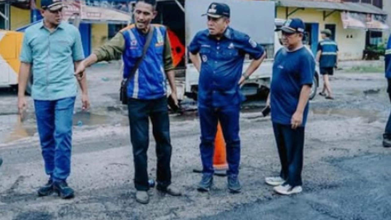 Bupati Karawang, Aep Syaepuloh, meninjau langsung perbaikan jalan akses Gerbang Tol Karawang Timur yang rusak parah, berkolaborasi dengan Jasa Marga untuk perbaikan jalan dan drainase, serta penertiban PKL.