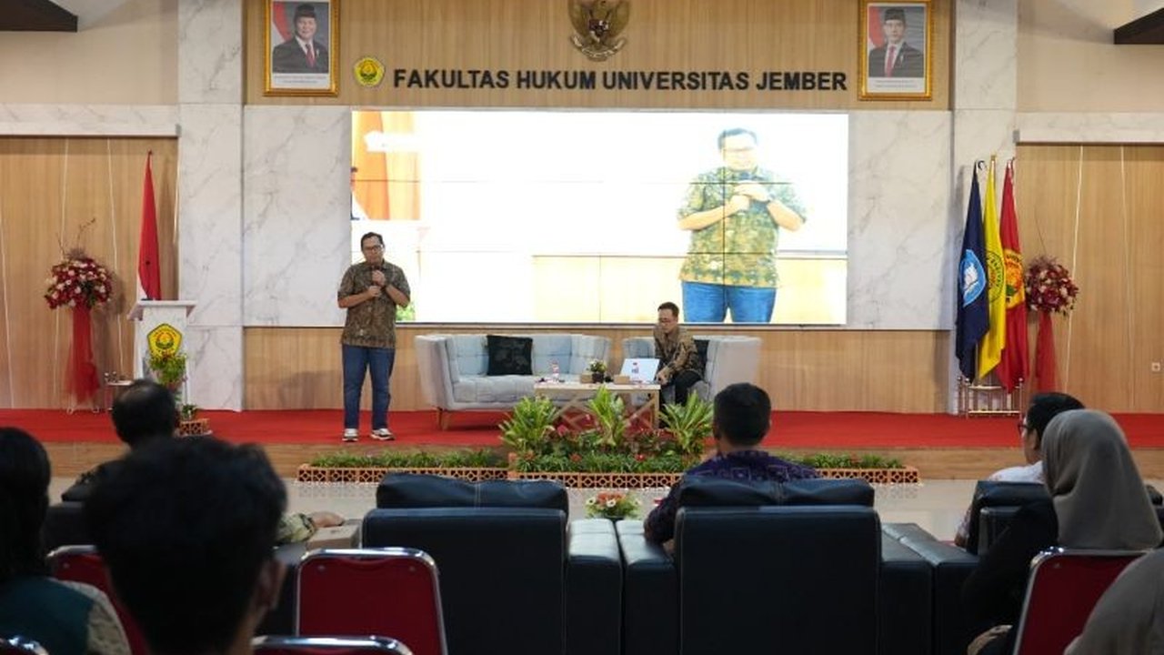 Prof. Topo Santoso, Guru Besar Hukum Pidana UI, memaparkan peluang dan tantangan implementasi KUHP Nasional di Universitas Jember, menekankan pentingnya peningkatan kapasitas aparat penegak hukum untuk memastikan penegakan hukum yang adil dan efektif.