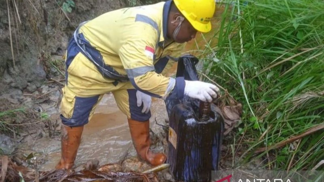 BPBD Blora bersama tim gabungan menangani semburan gas dan minyak dari sumur tua di Desa Ngraho, Kecamatan Kedungtuban, yang berdampak pada lingkungan sekitar dan telah menyebabkan pencemaran sungai.