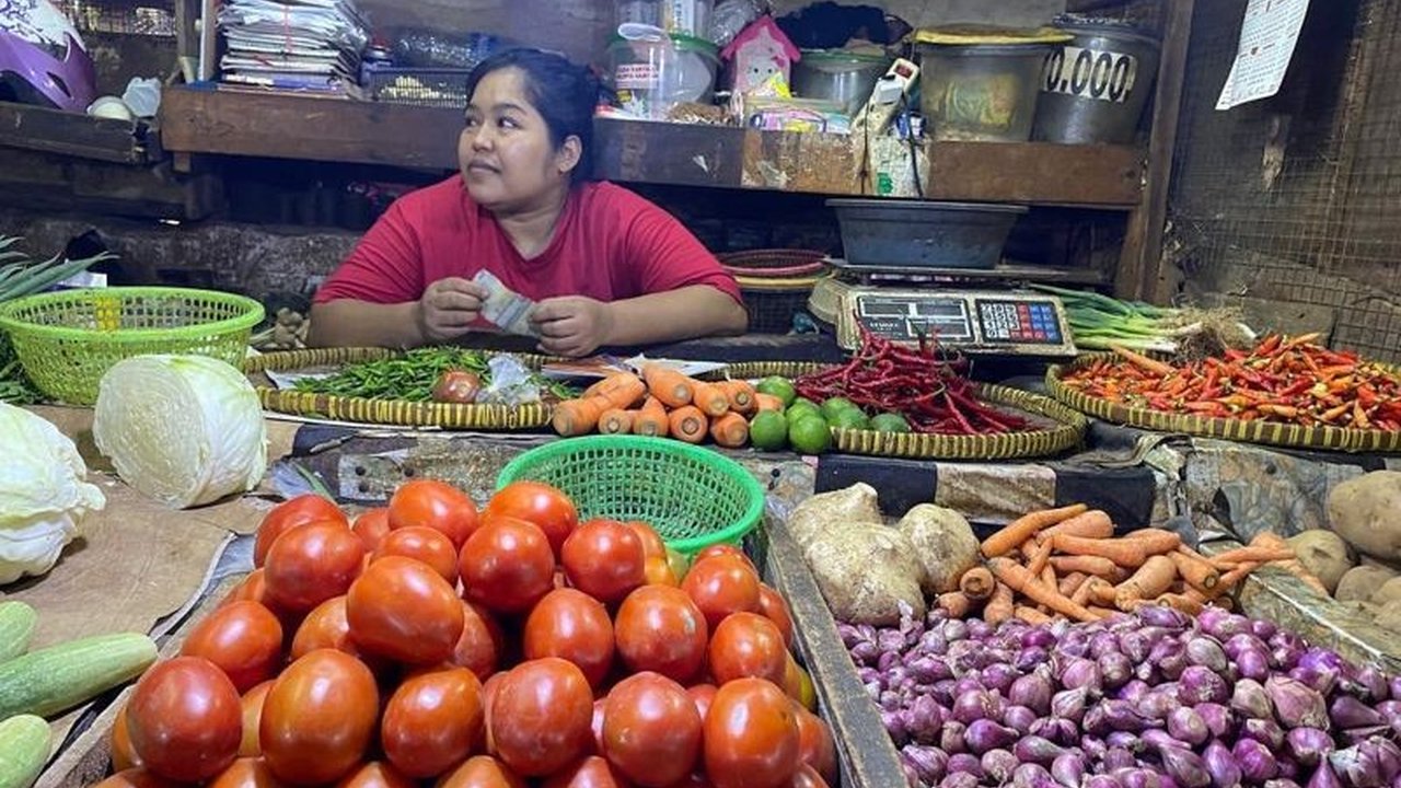 Suku Dinas KPKP Jakarta Barat memantau harga pangan di delapan pasar tetap stabil menjelang Ramadhan, meskipun beberapa komoditas menunjukkan fluktuasi harga antara pasar yang satu dengan lainnya.