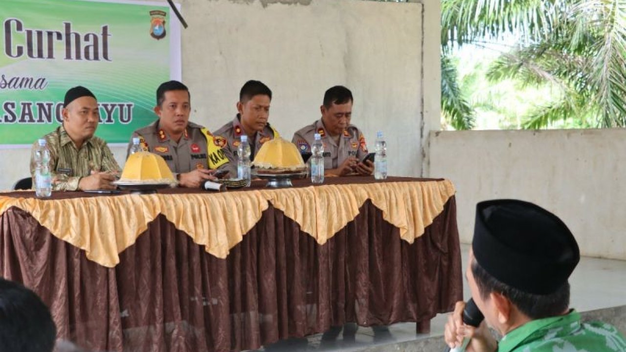Polres Pasangkayu, Sulawesi Barat, melibatkan masyarakat dalam menjaga keamanan dan ketertiban masyarakat (kamtibmas) melalui program rutin mingguan 'Jumat Curhat', yang bertujuan menyerap aspirasi dan menyelesaikan masalah di tingkat akar rumput.