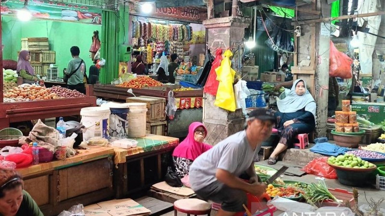 Pemerintah Kota Samarinda menggelar pasar murah di 10 kecamatan untuk menjaga stabilitas harga bahan pokok menjelang Ramadhan dan melibatkan UMKM lokal.