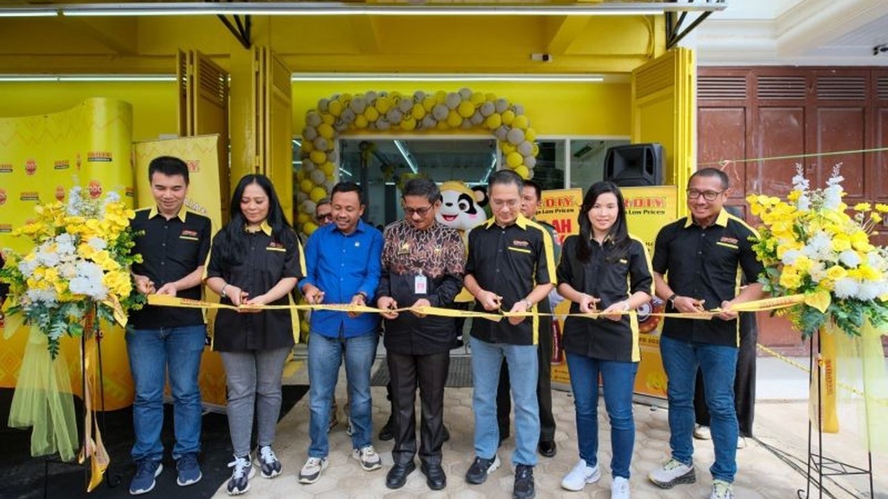 Peresmian toko ke-1000 MR DIY di Bulukumba, Sulawesi Selatan, diwarnai aksi bersih-bersih pantai bersama World Cleanup Day dan pelajar setempat, sebagai wujud komitmen perusahaan terhadap lingkungan dan masyarakat.