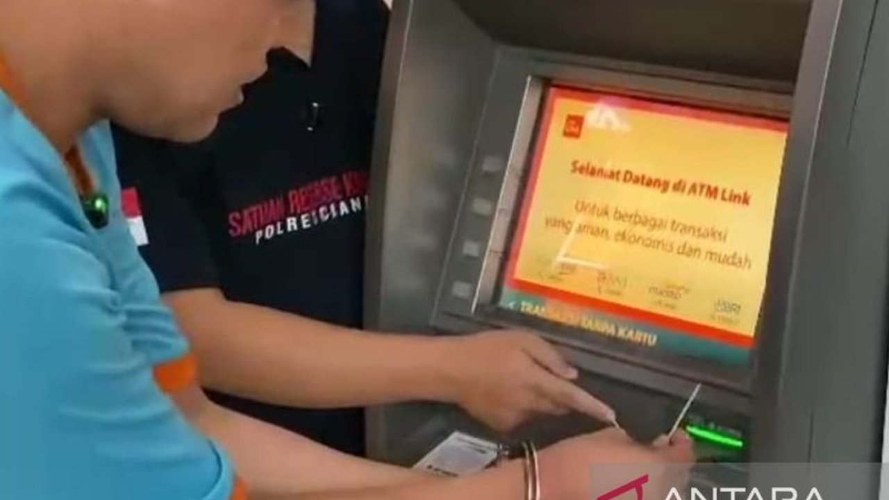 Polisi Cianjur menangkap satu pelaku ganjal ATM, AS (36), yang kerap beraksi di sejumlah wilayah Cianjur; empat komplotannya masih buron dan menjadi Daftar Pencarian Orang (DPO).