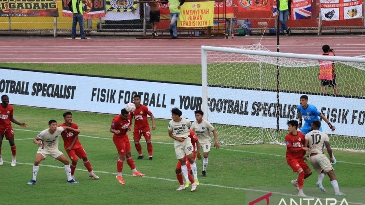 Semen Padang FC meraih kemenangan 2-0 atas Persita Tangerang di Stadion Haji Agus Salim, mengakhiri rentetan kekalahan dan memperbaiki posisi klasemen sementara Liga 1.