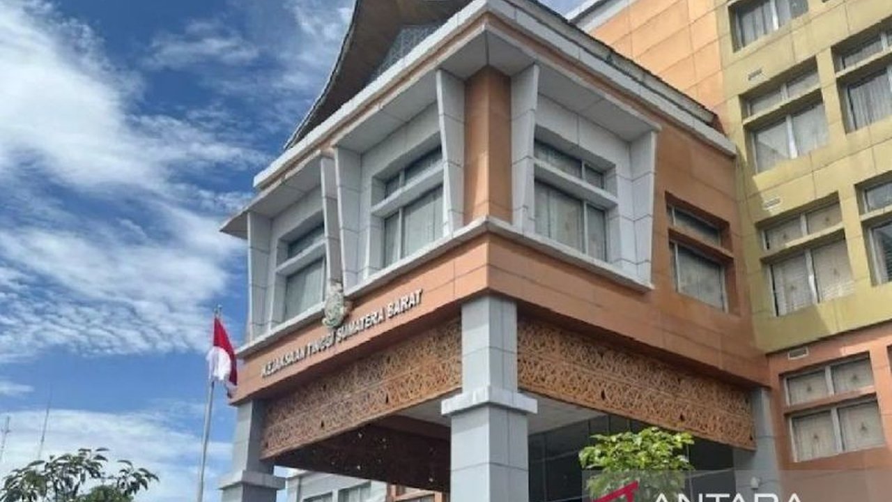 Kejaksaan Tinggi Sumatera Barat mengajukan kasasi atas putusan bebas mantan Kepala UKPBJ Pemprov Sumbar, DRS, dalam kasus korupsi pengadaan alat praktik siswa SMK Dinas Pendidikan Sumbar, sementara enam terdakwa lain mendapat vonis berbeda.