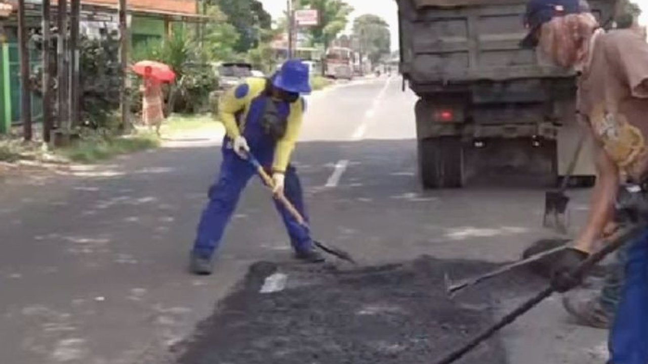 Pemkab Karawang dan Jasa Marga berkolaborasi memperbaiki kerusakan jalan di akses gerbang Tol Karawang Timur yang menyebabkan kemacetan dan membahayakan pengguna jalan.
