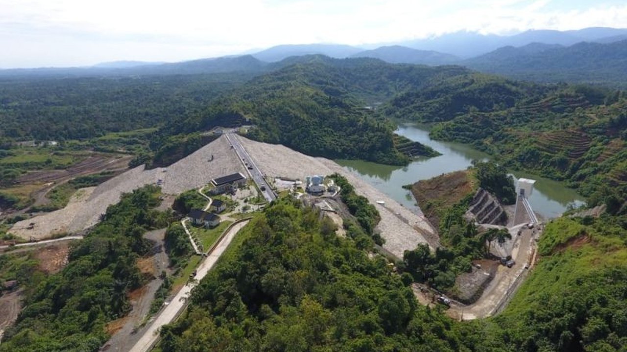 Bendungan Rukoh di Aceh, rampung dibangun dengan biaya Rp1,7 triliun, memberikan dampak besar pada irigasi, energi terbarukan, dan perekonomian masyarakat sekitar.