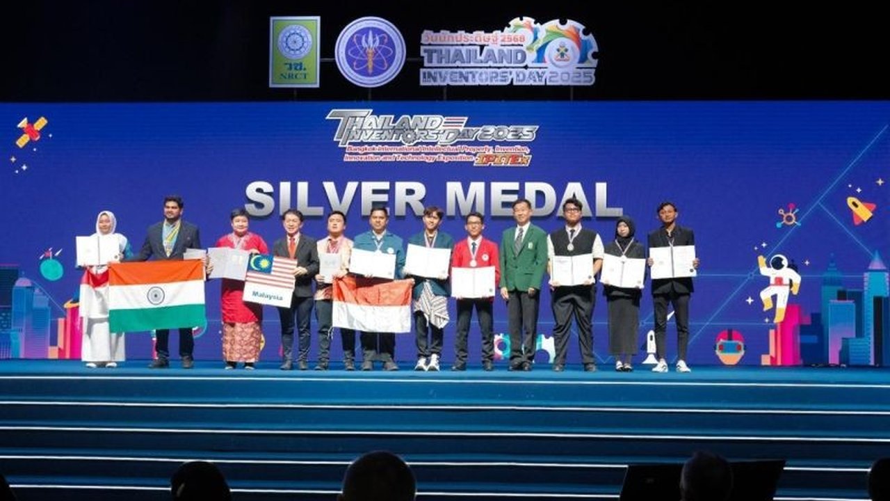 Fajar Kurniawan, mahasiswa Teknik Elektro Universitas Mercu Buana, meraih medali perak di IPITEx 2025 berkat inovasi alat pencari arah kiblat berbasis suara untuk tunanetra.