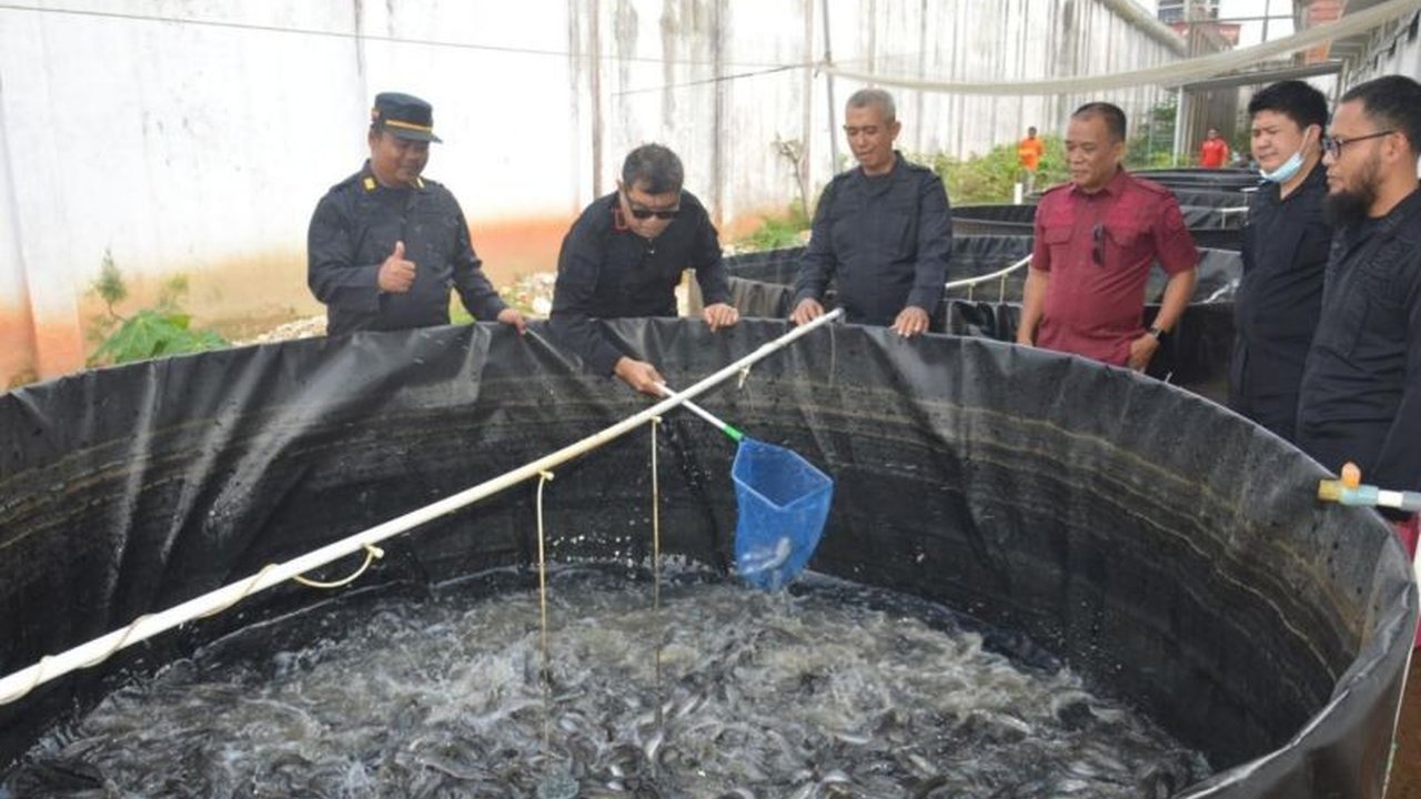 Kanwil Ditjenpas Jambi mendorong program ketahanan pangan dengan memberdayakan warga binaan untuk bercocok tanam di lahan Lapas, menghasilkan berbagai komoditas dan keterampilan.