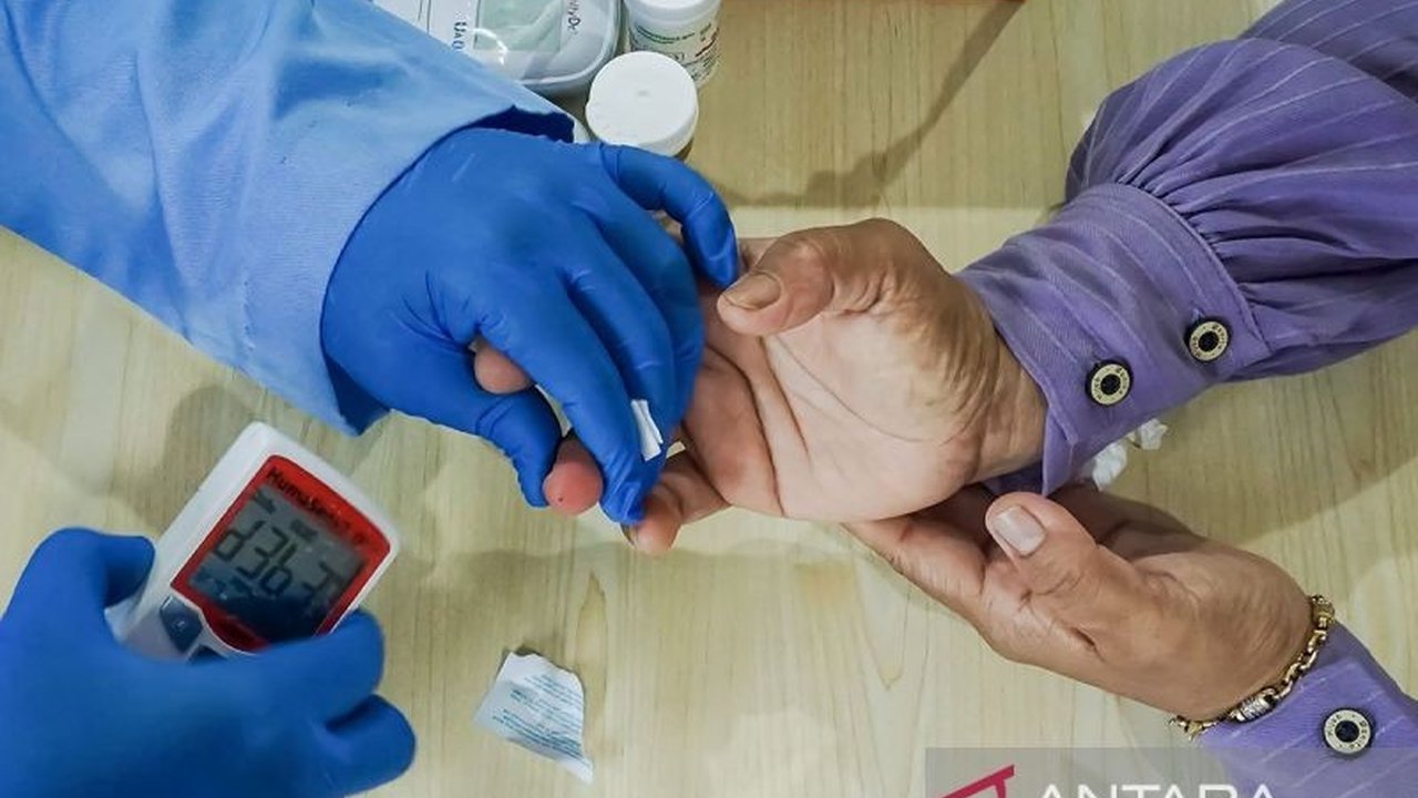 Penderita diabetes boleh puasa jika gula darah terkontrol dan telah berkonsultasi dengan dokter, hindari dosis insulin tinggi dan kondisi kesehatan tertentu.