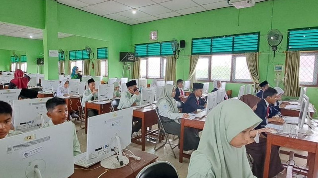 Jumlah pendaftar Madrasah Aliyah Negeri (MAN) unggulan tahun 2025 mencapai 37.301 siswa, meningkat drastis dibandingkan tahun 2020 dan menunjukkan peningkatan animo masyarakat terhadap pendidikan madrasah.