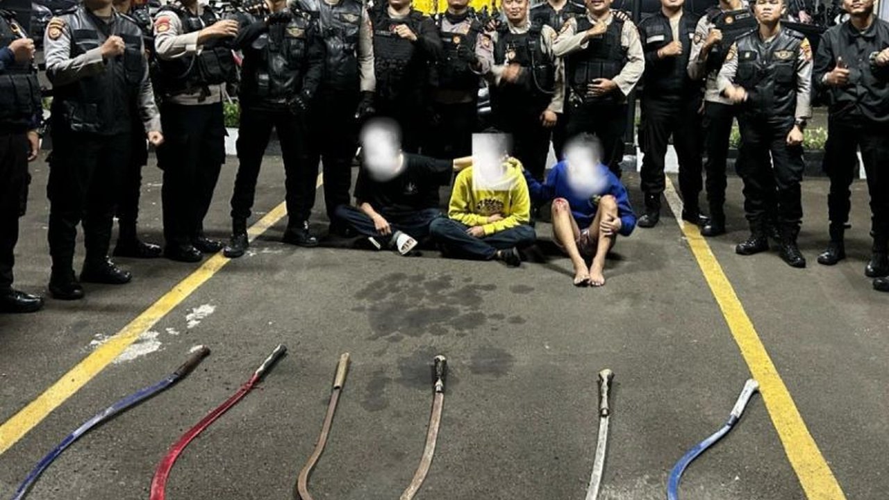 Polres Jakarta Pusat meningkatkan patroli untuk mencegah tawuran dan menangkap tiga pelaku tawuran di Senen, Jakarta Pusat, serta mengimbau orang tua agar mengawasi anak-anaknya.