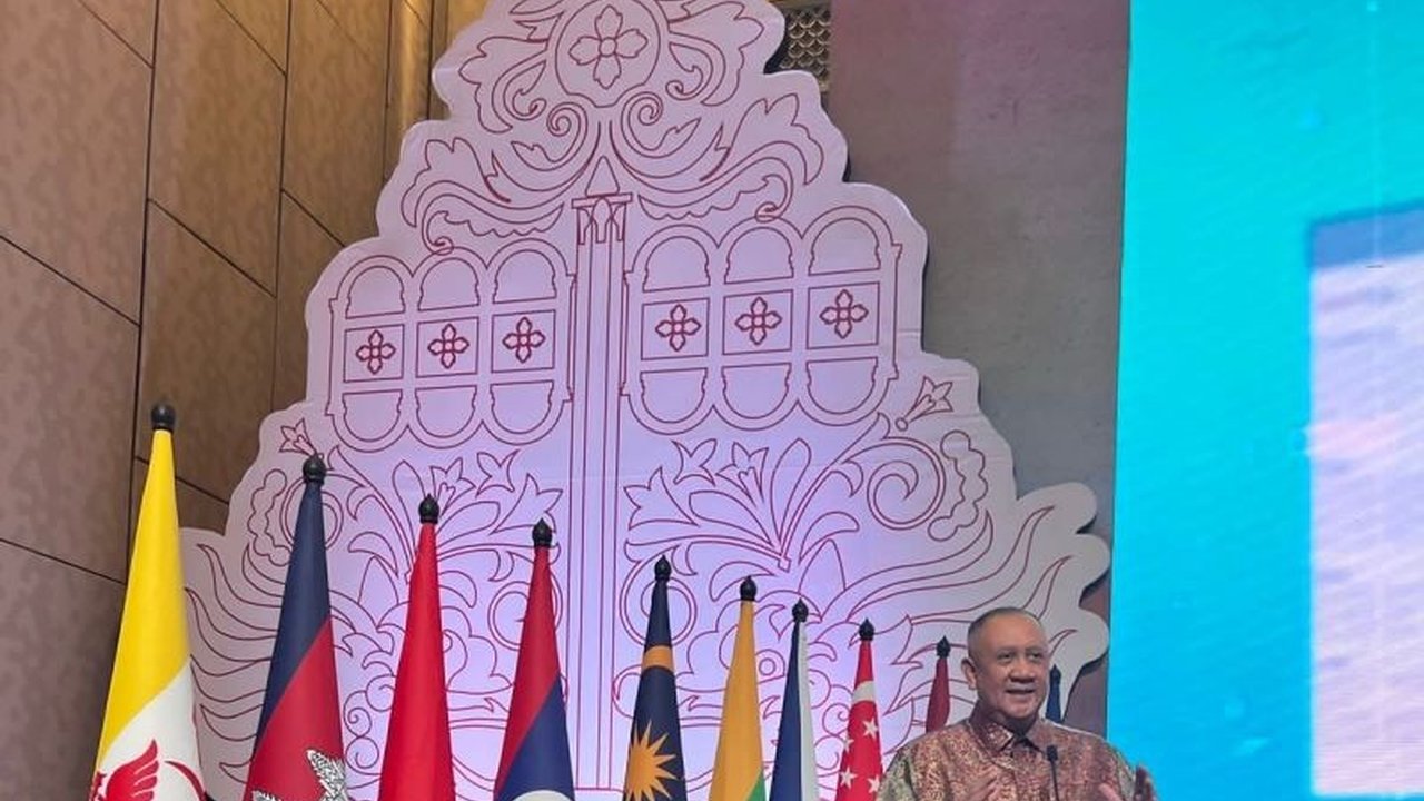 Raja Charles III menganugerahkan gelar OBE kepada Rino Donosepoetro atas jasanya dalam memperkuat kerja sama bisnis antara Inggris, Indonesia, dan ASEAN, sebuah prestasi membanggakan bagi Indonesia.