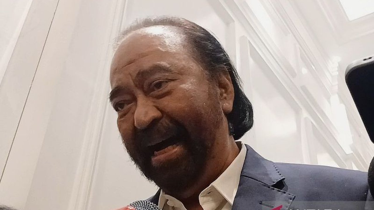 Ketua Umum Partai NasDem, Surya Paloh, menilai penghapusan presidential threshold oleh MK berpotensi menimbulkan masalah baru dalam demokrasi Indonesia, meskipun ia mengakui hak setiap orang untuk mencalonkan diri.